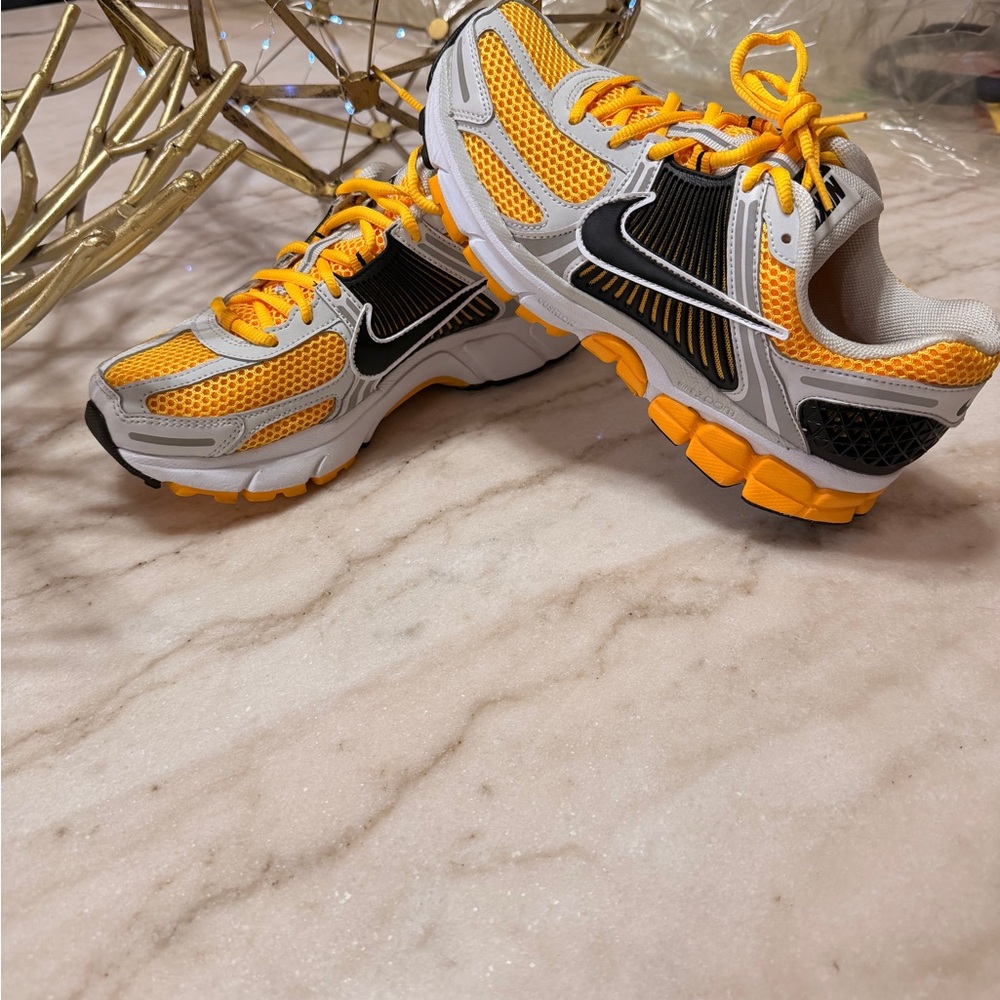 Nike Zoom Vomero 5 - Picture 2 of 15